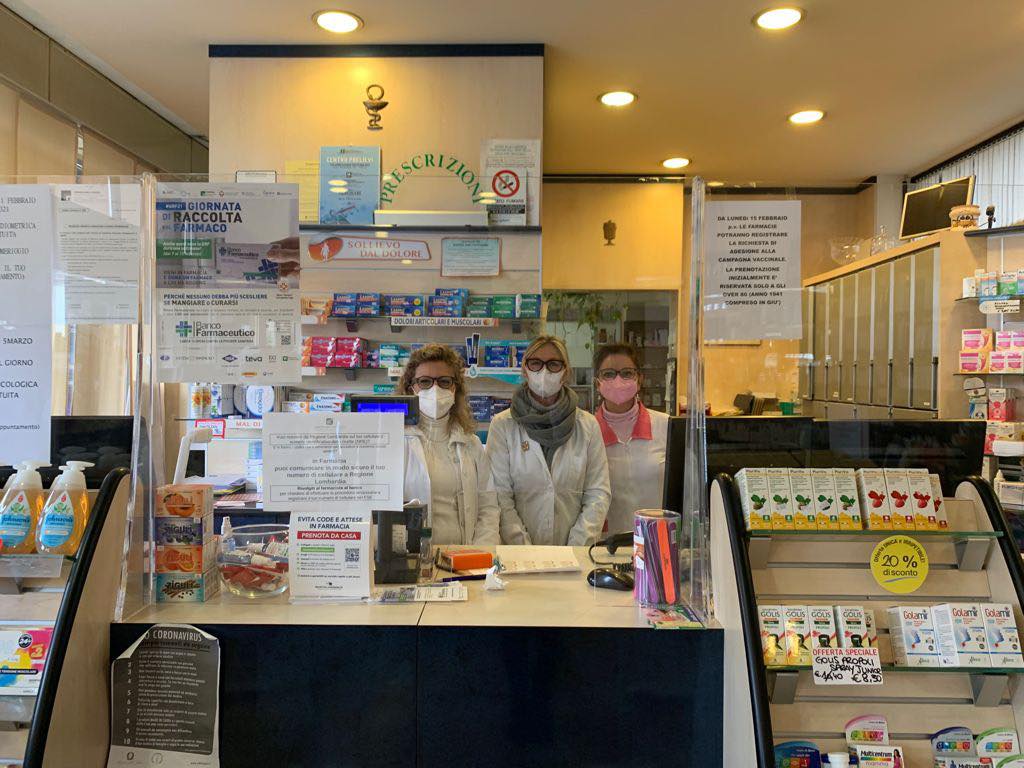 Foto dei dipendenti della farmacia Conconi a Varerse che ha partecipato all'evento della Giornata di Raccolta del Farmaco